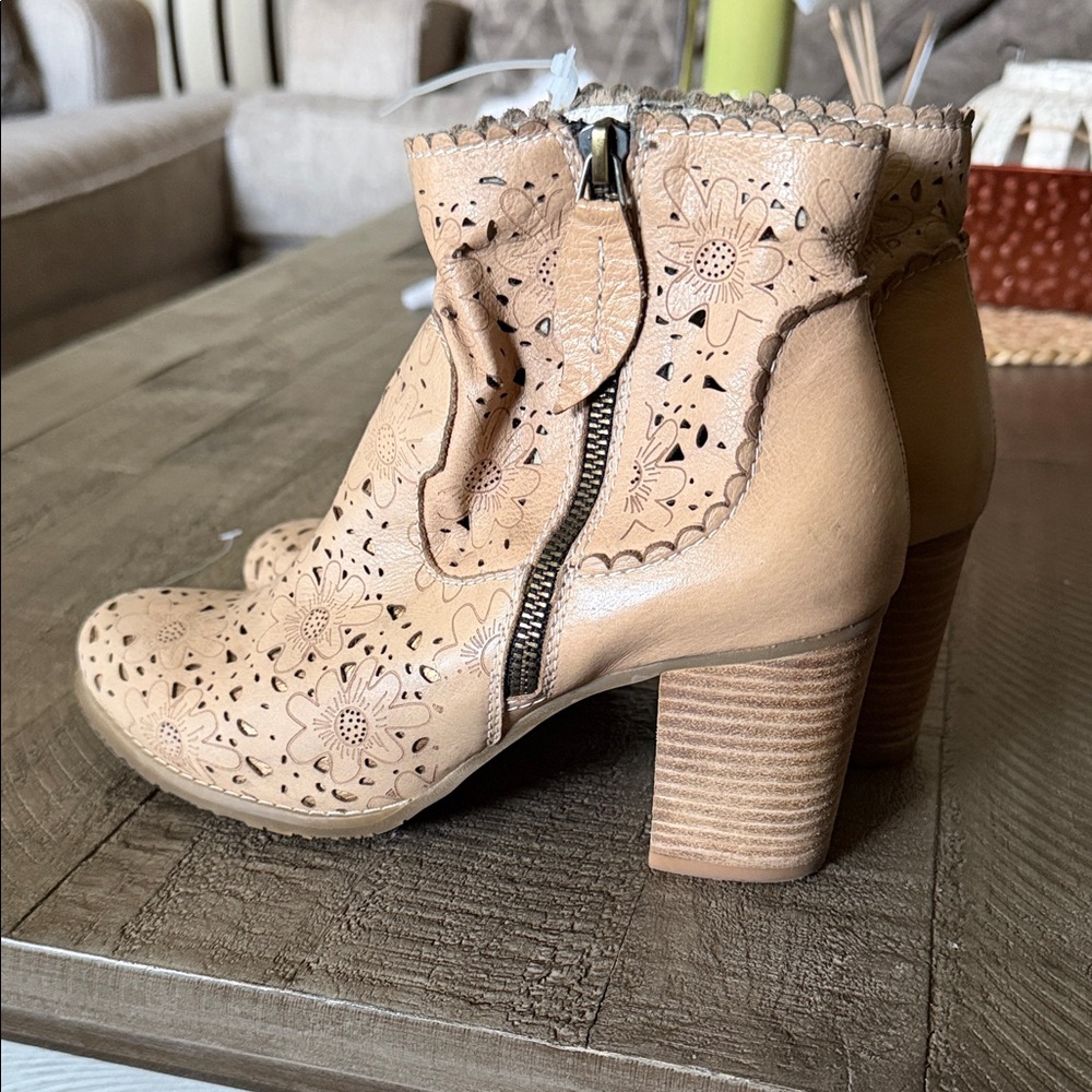 L’Artiste by Spring Step Baoli ankle boot | Leather cut out design